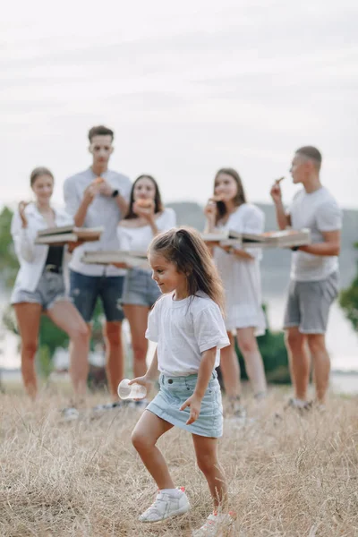 Niña Divirtiéndose Picnic Comiendo Pizza Bebidas Verano Césped —  Fotos de Stock