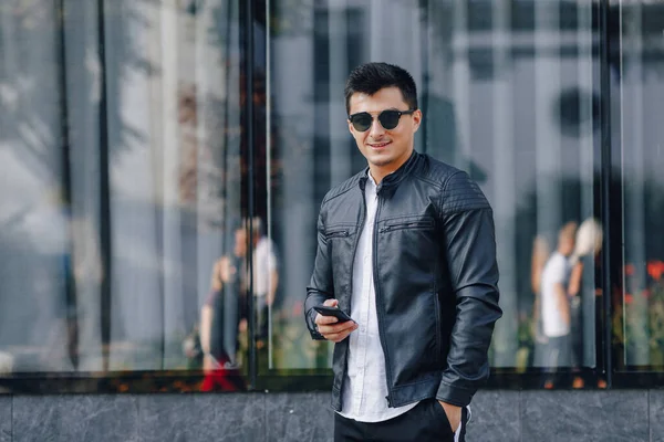 Ung Snygg Kille Glasögon Svart Läder Jacka Med Telefon Enkelt — Stockfoto