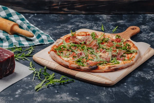 Ağız sulandıran Napoli pizzası çeşitli lezzetli malzemelerle karatahtada, yazı için bedava alan