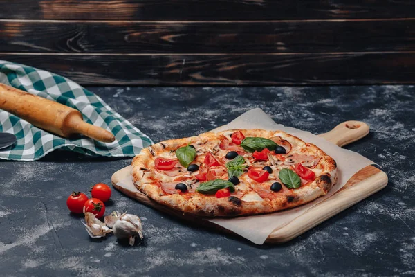 Вкусная Неаполитанская Пицца Доске Помидорами Черри Бесплатное Место Текста — стоковое фото