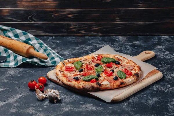 Çeri domatesli karatahta nefis Napoli pizzası, mesaj için boş yer.