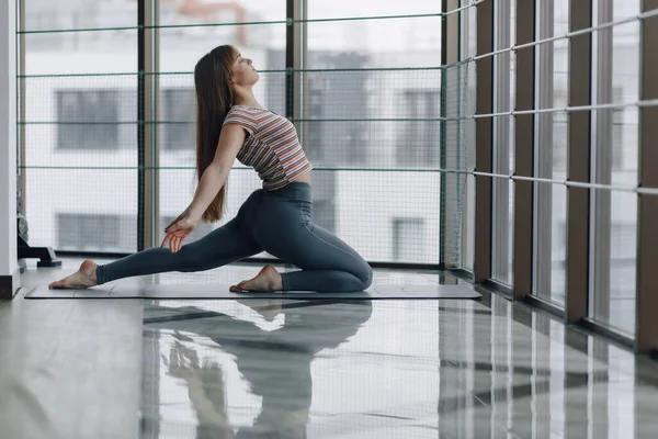 Mooi Jong Aantrekkelijk Meisje Doen Yoga Ontspannen Lichte Kamer — Stockfoto