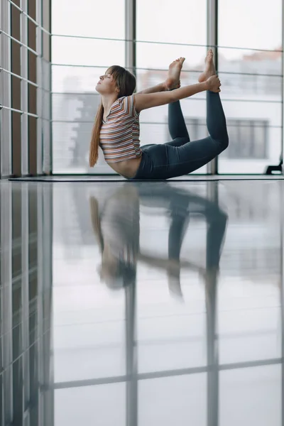 Chica Atractiva Bastante Joven Haciendo Yoga Relajarse Habitación Luminosa — Foto de Stock