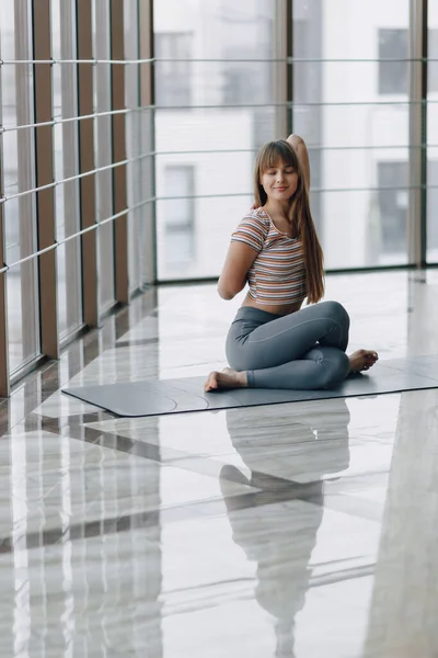 Chica Atractiva Bastante Joven Haciendo Yoga Relajarse Habitación Luminosa — Foto de Stock