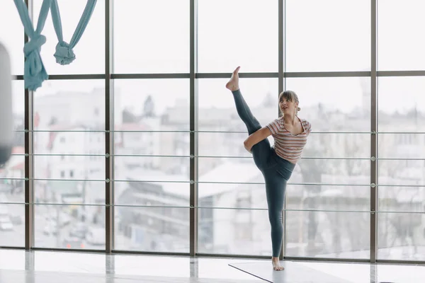 Jong Aantrekkelijk Meisje Doet Yoga Sport Gezonde Levensstijlen Het Concept — Stockfoto