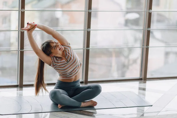 Joven Chica Atractiva Haciendo Yoga Deportes Estilos Vida Saludables Concepto — Foto de Stock