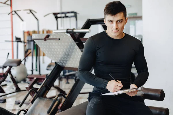 Joven Entrenador Toma Notas Gimnasio Entrenador Personal Para Deportes Gimnasio — Foto de Stock