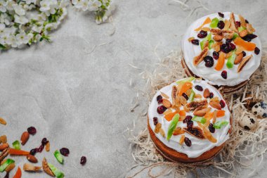 Paskalya pastaları ve paskalya yumurtaları. Paskalya kutlaması kavramı.