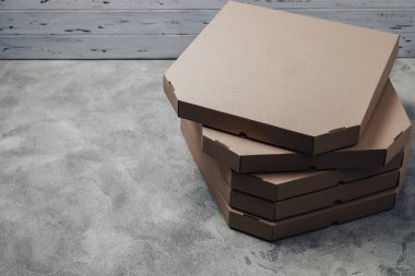 Beton zemin üzerinde basit pizza paketleri