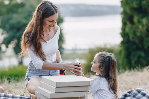 Liten Flicka Som Har Roligt Picknick Äta Pizza Drycker Sommar — Stockfoto