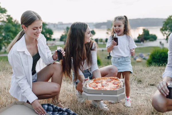 Picknick Freunde Mit Pizza Und Getränken Warmer Sonniger Tag Sonnenuntergang — Stockfoto