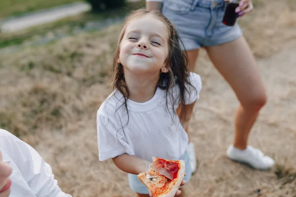 Kleines Mädchen Beim Picknick Beim Essen Von Pizza Getränken Sommer — Stockfoto
