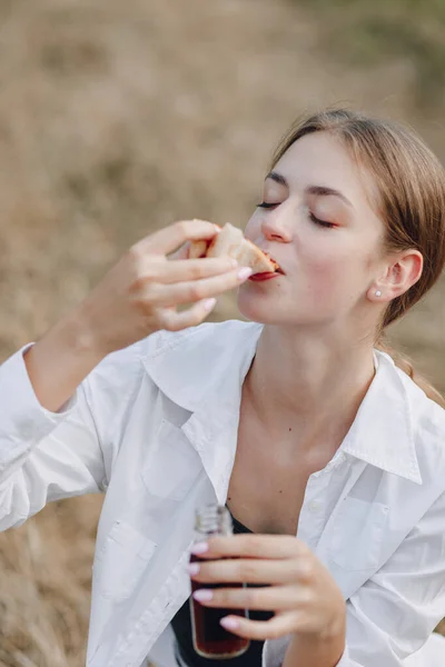 Апетитний Приваблива Дівчина Їсть Піцу — стокове фото