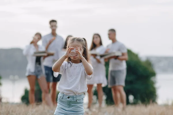 Picknick Freunde Mit Pizza Und Getränken Warmer Sonniger Tag Sonnenuntergang — Stockfoto