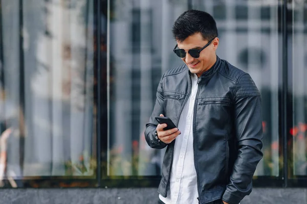 Ung Snygg Kille Glasögon Svart Läder Jacka Med Telefon Enkelt — Stockfoto