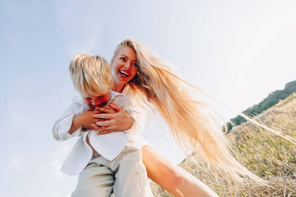Blonder Kleiner Junge Spielt Mit Mama Mit Weißem Haar Und — Stockfoto