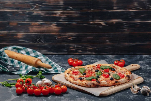 Çeri domatesli karatahta nefis Napoli pizzası, mesaj için boş yer.
