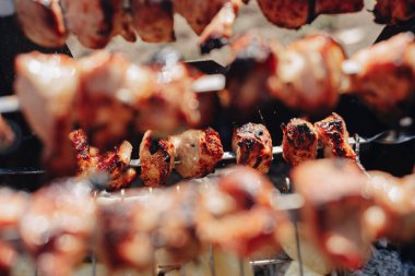Patates ve ızgara et. Ateş ve sıcaklık. Güneşli bir günde doğada yemek pişirmek.