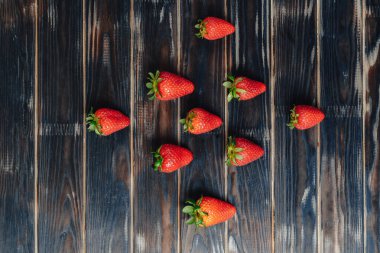 Tahtadaki çilekler. Meyve deseni. Doğal yiyecekler.