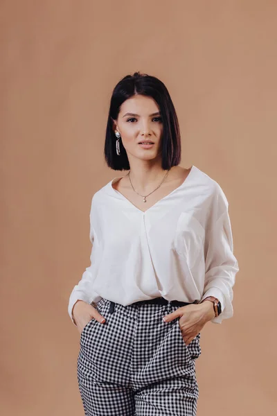 Menina Elegante Atraente Traje Negócios Posando Fundo Creme Estúdio Conceito — Fotografia de Stock