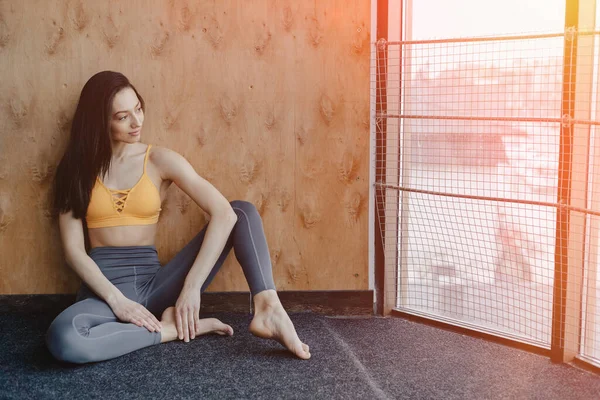 Joven Chica Atractiva Fitness Sentada Suelo Cerca Ventana Fondo Una — Foto de Stock