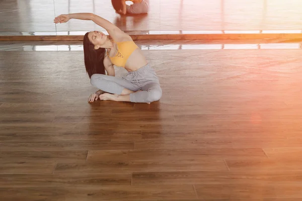 Joven Chica Atractiva Piso Madera Haciendo Yoga Estiramiento Relajante Con — Foto de Stock