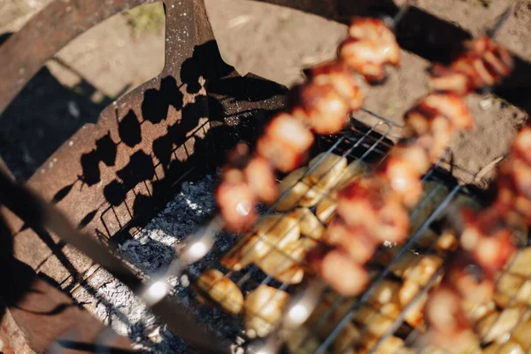 Ziemniaki Grillowane Mięso Ogień Ciepło Gotowanie Przyrodzie Słoneczny Dzień — Zdjęcie stockowe