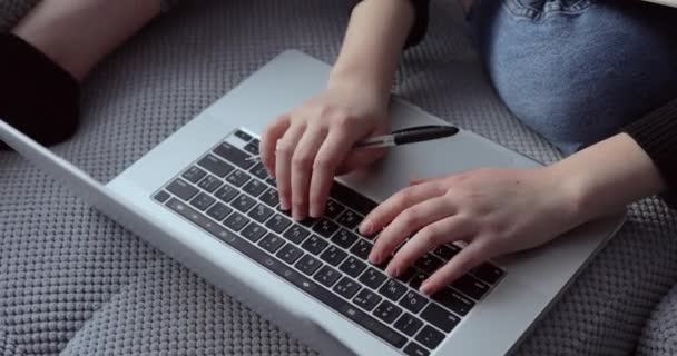 Manos femeninas escribiendo en el teclado del ordenador portátil. Primer plano. atmósfera casera . — Vídeo de stock