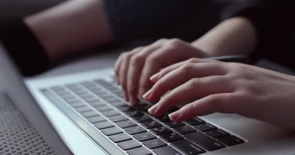 Manos femeninas escribiendo en el teclado del ordenador portátil. Primer plano. atmósfera casera . — Vídeos de Stock