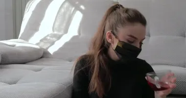 Koruyucu maskeli kız içki zamanı. Çıkar ve maskeyi tak. Evde kal..