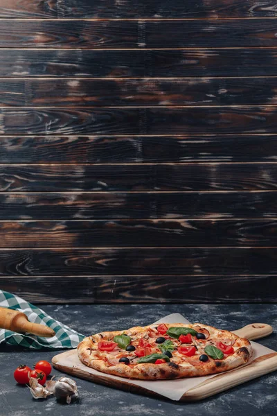 Вкусная Неаполитанская Пицца Доске Помидорами Черри Бесплатное Место Текста — стоковое фото