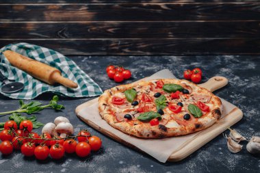 Çeri domatesli karatahta nefis Napoli pizzası, mesaj için boş yer.