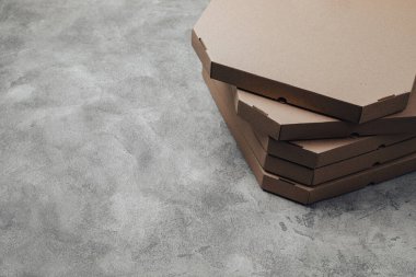 Parlak beton arka planda basit pizza paketleri