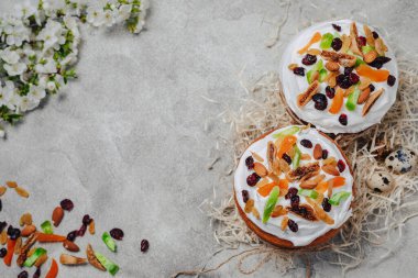 Paskalya pastaları ve paskalya yumurtaları. Paskalya kutlaması kavramı.