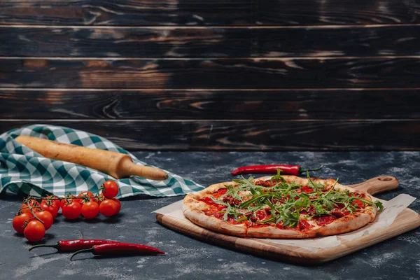 Würzige Appetitanregende Neapolitanische Pizza Auf Einer Tafel Mit Kirschtomaten Und lizenzfreie Stockfotos