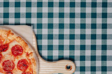 Ağız sulandıran Napoli pizzası çeşitli lezzetli malzemelerle karatahtada, yazı için bedava alan