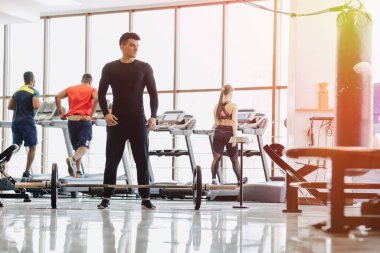 Spor salonundaki şık bir adam halteri çekiyor. Sağlıklı yaşam tarzı. eğitim.