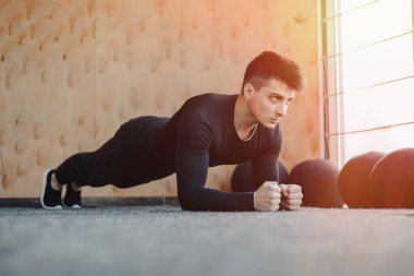 Spor yapan adam kalas egzersizi yapıyor. Spor ve spor. Sağlıklı bir yaşam tarzı. İyilik.