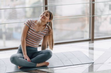 Yoga, spor ve sağlıklı yaşam tarzları yapan çekici bir genç kız. Zihinsel denge kavramı.
