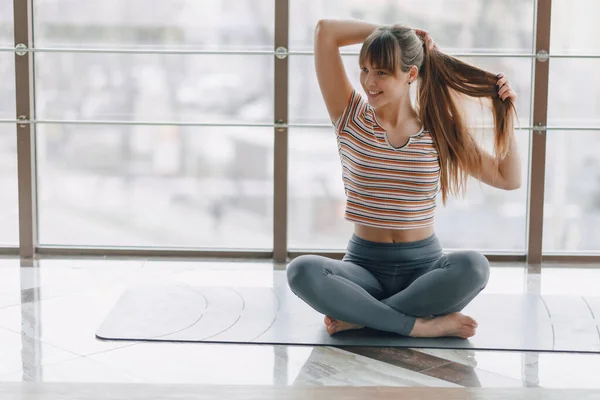 Joven Chica Atractiva Haciendo Yoga Deportes Estilos Vida Saludables Concepto — Foto de Stock