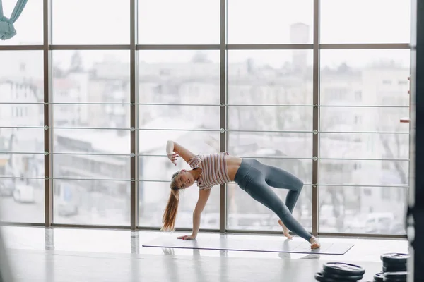 Joven Chica Atractiva Haciendo Yoga Deportes Estilos Vida Saludables Concepto —  Fotos de Stock