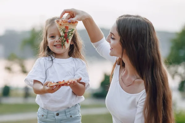 Mamma Och Dotter Leker Med Pizza Naturen Vid Solnedgången — Stockfoto