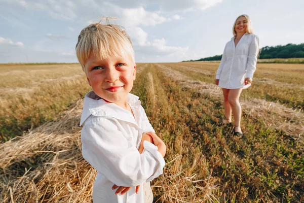 Niño Rubio Jugando Con Mamá Con Pelo Blanco Con Heno —  Fotos de Stock