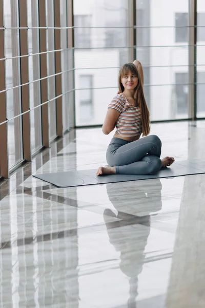 Chica Atractiva Bastante Joven Haciendo Yoga Relajarse Habitación Luminosa — Foto de Stock