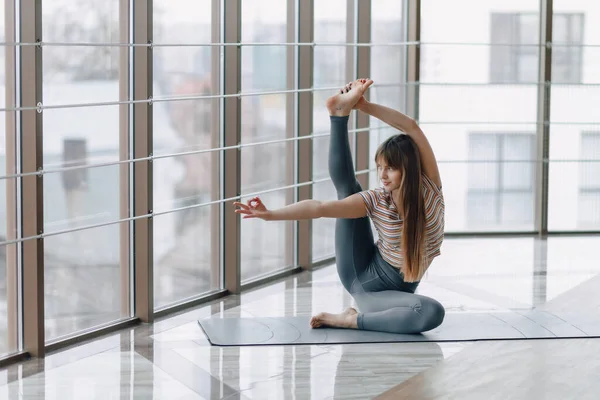 Chica Atractiva Bastante Joven Haciendo Yoga Relajarse Habitación Luminosa — Foto de Stock
