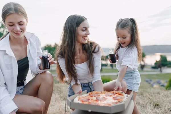 Picknick Freunde Mit Pizza Und Getränken Warmer Sonniger Tag Sonnenuntergang — Stockfoto