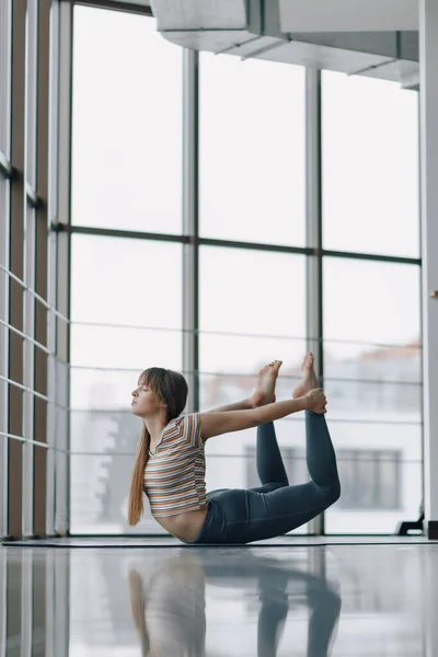 Chica Atractiva Bastante Joven Haciendo Yoga Relajarse Habitación Luminosa — Foto de Stock