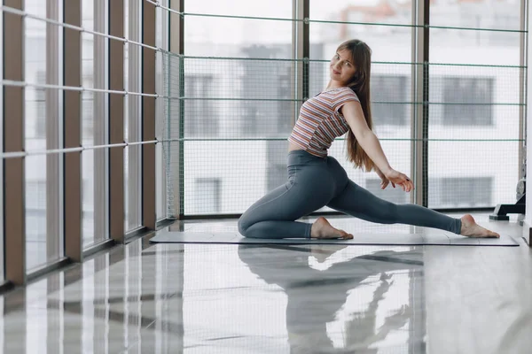 Chica Atractiva Bastante Joven Haciendo Yoga Relajarse Habitación Luminosa —  Fotos de Stock