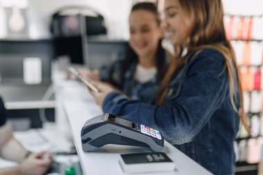 Bulanık müşteri arkaplanındaki bankacılık terminali. Nakitsiz ödeme kavramı.