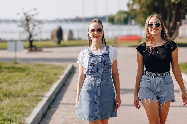 Dos Chicas Guapas Jóvenes Paseo Por Parque Calle Día Soleado —  Fotos de Stock